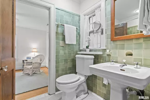 Bath - 1340 Wiggins Ave, Springfield, IL 62704 photo 1 of 2