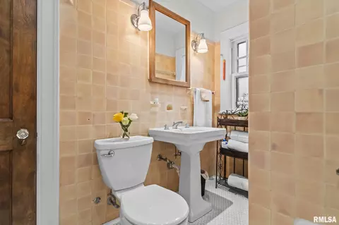 Bath - 1340 Wiggins Ave, Springfield, IL 62704 photo 2 of 2