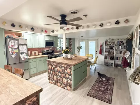 Kitchen - 22 Fox Ct, Springfield, IL 62703 photo 2 of 4