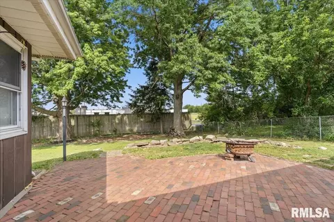 Exterior - 3137 Temple Dr, Springfield, IL 62704 photo 2 of 8