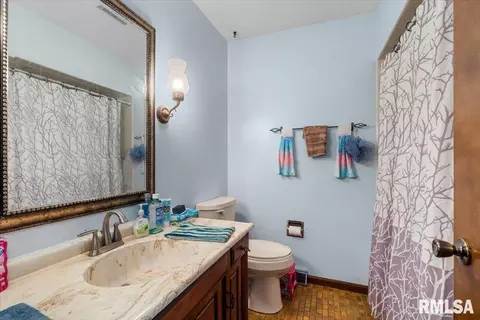 Bath - 3137 Temple Dr, Springfield, IL 62704 photo 1 of 2