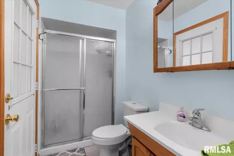 Bath - 3137 Temple Dr, Springfield, IL 62704 photo 2 of 2