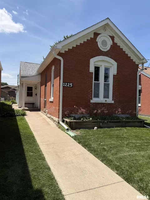 1225 N 11th St, Quincy, IL 62301