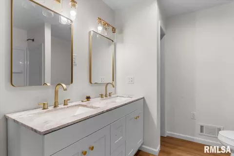 Bath - 66 W Hazel Dell Ln, Springfield, IL 62703 photo 3 of 5