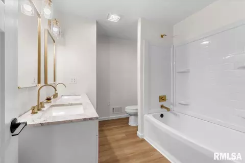 Bath - 66 W Hazel Dell Ln, Springfield, IL 62703 photo 2 of 5