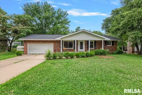 10 Burr Oak Dr, Highland, IL 62249