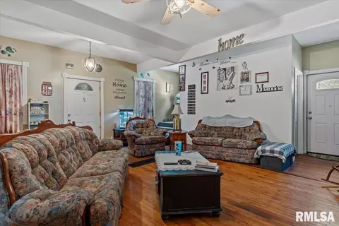 Entry Way - 404 N Ewing St, Tallula, IL 62688 photo 1 of 8