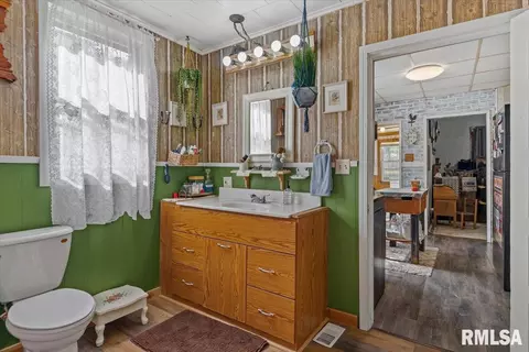 Bath - 404 N Ewing St, Tallula, IL 62688 photo 2 of 3