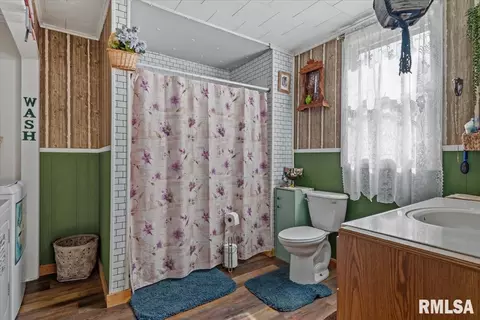 Bath - 404 N Ewing St, Tallula, IL 62688 photo 1 of 3