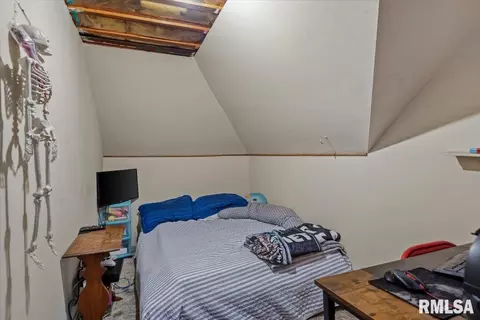 Bedroom - 404 N Ewing St, Tallula, IL 62688 photo 5 of 9