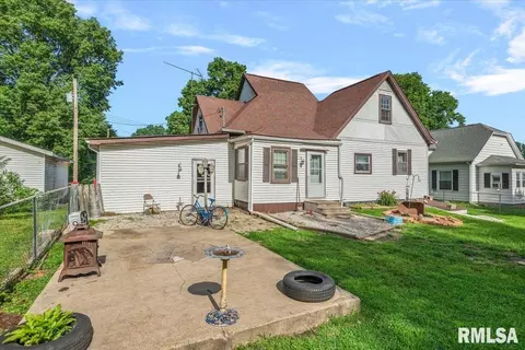 Exterior - 404 N Ewing St, Tallula, IL 62688 photo 6 of 8