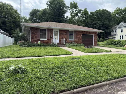 515 N 7th St, Petersburg, IL 62675