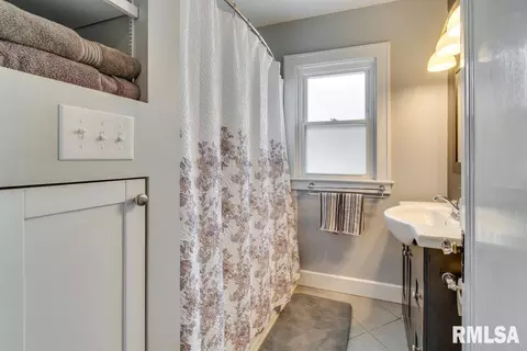 Bath - 2417 S 6th St, Springfield, IL 62703 photo 1 of 1