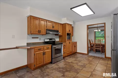 Kitchen - 2525 Lindbergh Blvd, Springfield, IL 62704 photo 3 of 4
