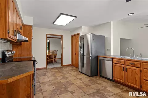 Kitchen - 2525 Lindbergh Blvd, Springfield, IL 62704 photo 4 of 4