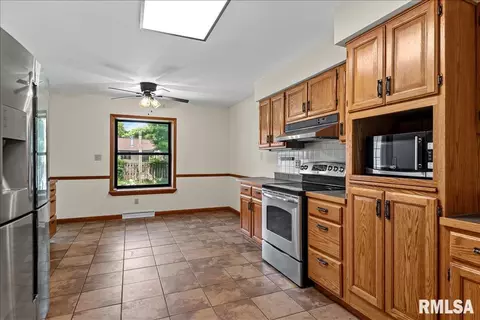 Kitchen - 2525 Lindbergh Blvd, Springfield, IL 62704 photo 2 of 4