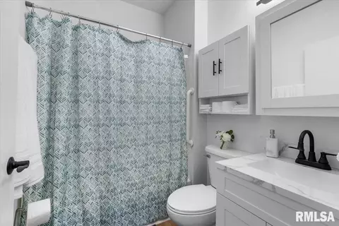 Bath - 1123 N Rutledge St, Springfield, IL 62702 photo 1 of 1