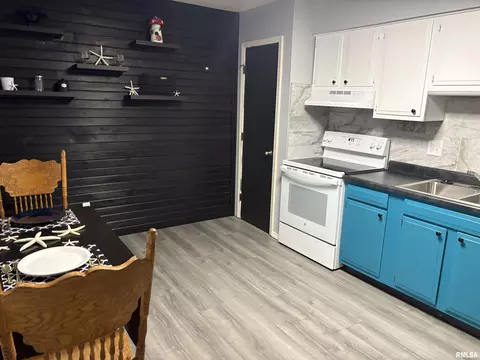 Kitchen - 1901 Jeanette Ln, Springfield, IL 62702 photo 2 of 5