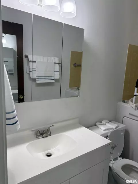 Bath - 1901 Jeanette Ln, Springfield, IL 62702 photo 3 of 4