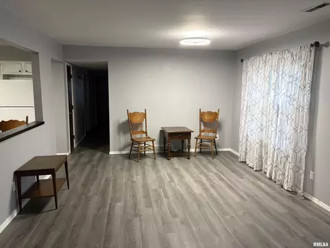 Living - 1901 Jeanette Ln, Springfield, IL 62702 photo 2 of 3
