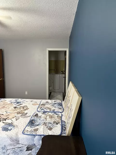 Bedroom - 1901 Jeanette Ln, Springfield, IL 62702 photo 2 of 7