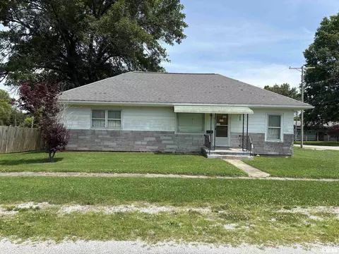 525 Miller St, Nokomis, IL 62075