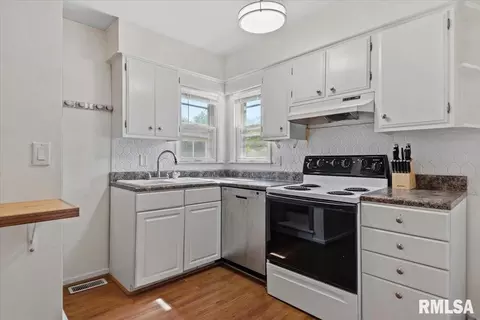 Kitchen - 2309 S Pasfield St, Springfield, IL 62704 photo 2 of 2