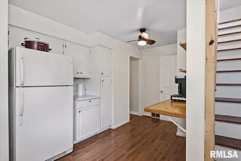 Entry Way - 2309 S Pasfield St, Springfield, IL 62704 photo 2 of 2