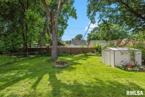 Exterior - 2309 S Pasfield St, Springfield, IL 62704 photo 5 of 8