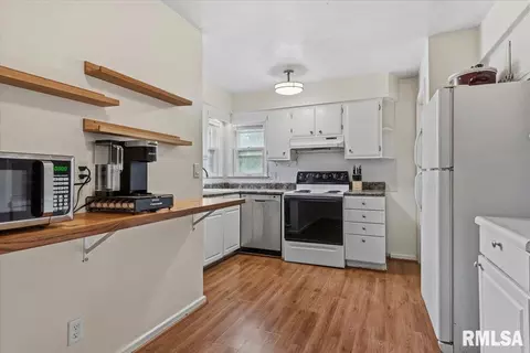 Kitchen - 2309 S Pasfield St, Springfield, IL 62704 photo 1 of 2