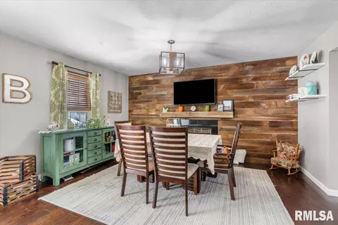 Dining - 3712 Kerry Blvd, Springfield, IL 62712 photo 1 of 2