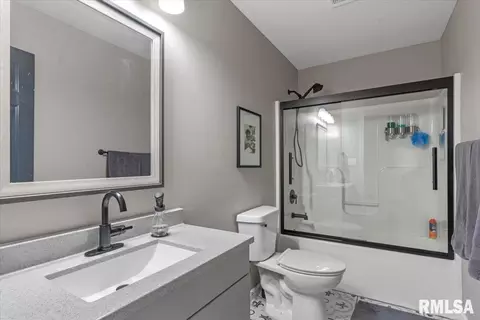 Bath - 3712 Kerry Blvd, Springfield, IL 62712 photo 2 of 4