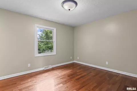 Bedroom - 2421 Mayfair Rd, Springfield, IL 62703 photo 4 of 9