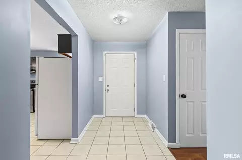 Entry Way - 2421 Mayfair Rd, Springfield, IL 62703 photo 1 of 4
