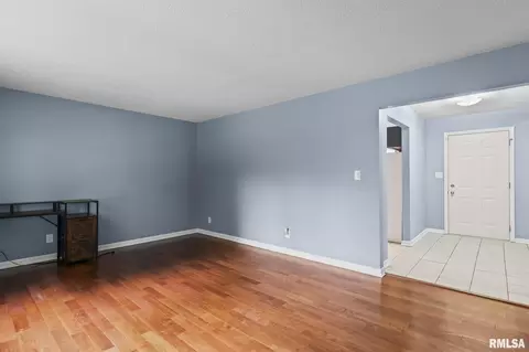 Living - 2421 Mayfair Rd, Springfield, IL 62703 photo 4 of 5