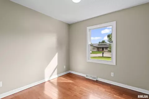 Bedroom - 2421 Mayfair Rd, Springfield, IL 62703 photo 9 of 9