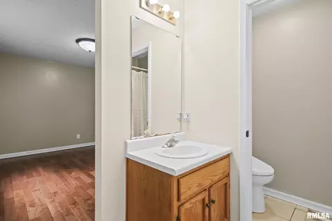 Bath - 2421 Mayfair Rd, Springfield, IL 62703 photo 1 of 3