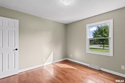 Bedroom - 2421 Mayfair Rd, Springfield, IL 62703 photo 6 of 9