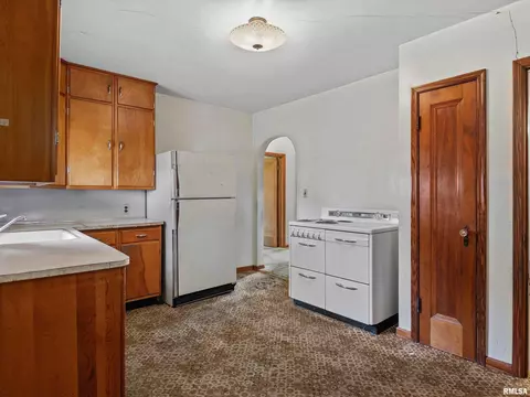Kitchen - 609 Wood Ave, Springfield, IL 62702 photo 3 of 4