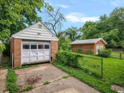 Exterior - 609 Wood Ave, Springfield, IL 62702 photo 5 of 10