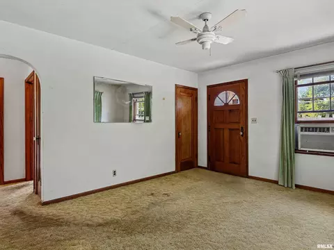 Living - 609 Wood Ave, Springfield, IL 62702 photo 3 of 4