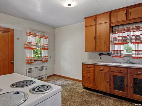 Kitchen - 609 Wood Ave, Springfield, IL 62702 photo 1 of 4