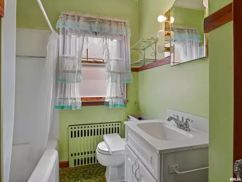 Bath - 609 Wood Ave, Springfield, IL 62702 photo 1 of 1