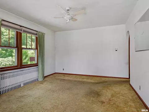 Living - 609 Wood Ave, Springfield, IL 62702 photo 1 of 4