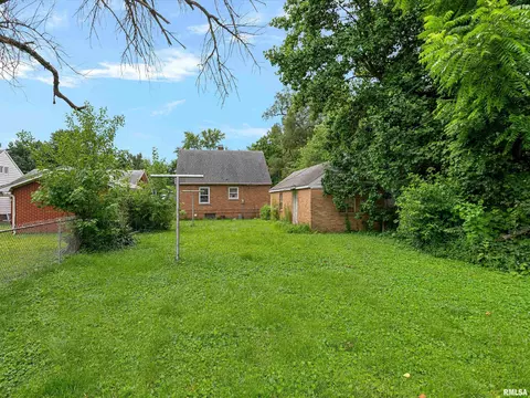Exterior - 609 Wood Ave, Springfield, IL 62702 photo 8 of 10
