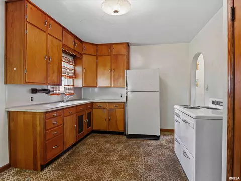 Kitchen - 609 Wood Ave, Springfield, IL 62702 photo 2 of 4