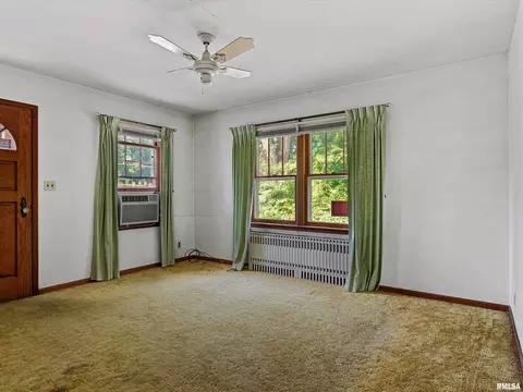 Living - 609 Wood Ave, Springfield, IL 62702 photo 2 of 4