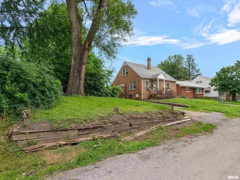 Exterior - 609 Wood Ave, Springfield, IL 62702 photo 4 of 10