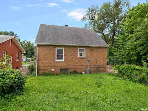 Exterior - 609 Wood Ave, Springfield, IL 62702 photo 7 of 10
