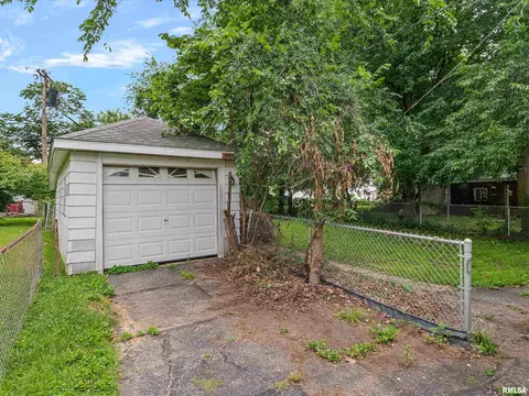 Exterior - 621 Wood Ave, Springfield, IL 62702 photo 3 of 6
